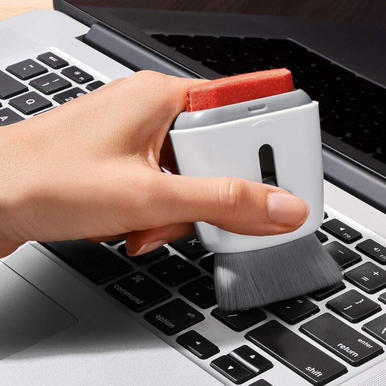 OXO Good Grips Sweep & Swipe: Effortless Laptop Cleaning! - Image 8