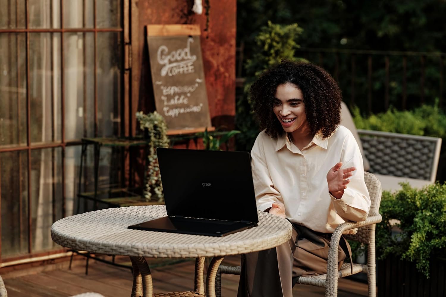 LG Gram Pro 2-in-1: Ultra-Powerful & Lightweight Laptop! - Image 13